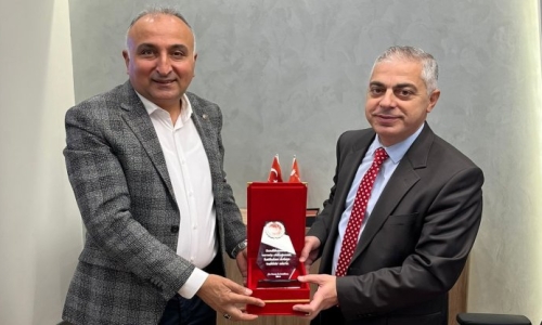 PEKTAŞ, ZİRAAT BANKASI BATTALGAZİ ŞUBE MÜDÜRÜ ÇOLAK'A TEŞEKKÜR PALKETİ TAKDİM ETTİ